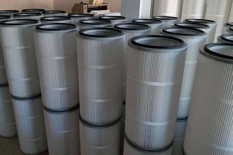 抛丸机除尘滤筒是一种用来进行中国体育竞猜网的筒状元件，滤筒的滤料可选国产或进口聚酯长纤维无纺布